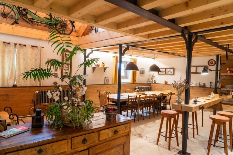 La cuisine collective du gîte vue de l'entrée