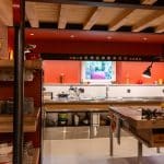 La cuisine vue de l'entrée du gîte