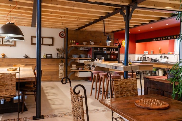 la cuisine et la salle à manger du gîte.