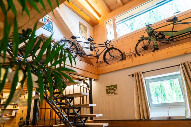 la cage d'escaliers du gîte scapade et sa décoration atypique