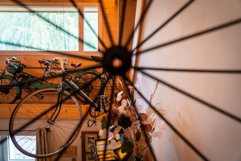 une roue de vélo en décoration dans l'escalier