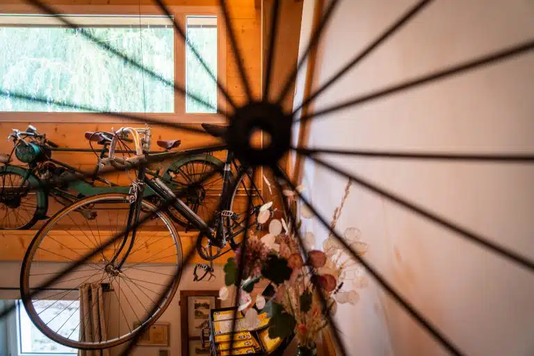 une roue de vélo en décoration dans l'escalier