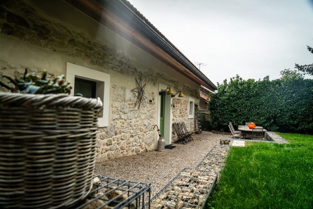 Le gîte Scapade et l'entrée de son hébergement collectif à Chaumont