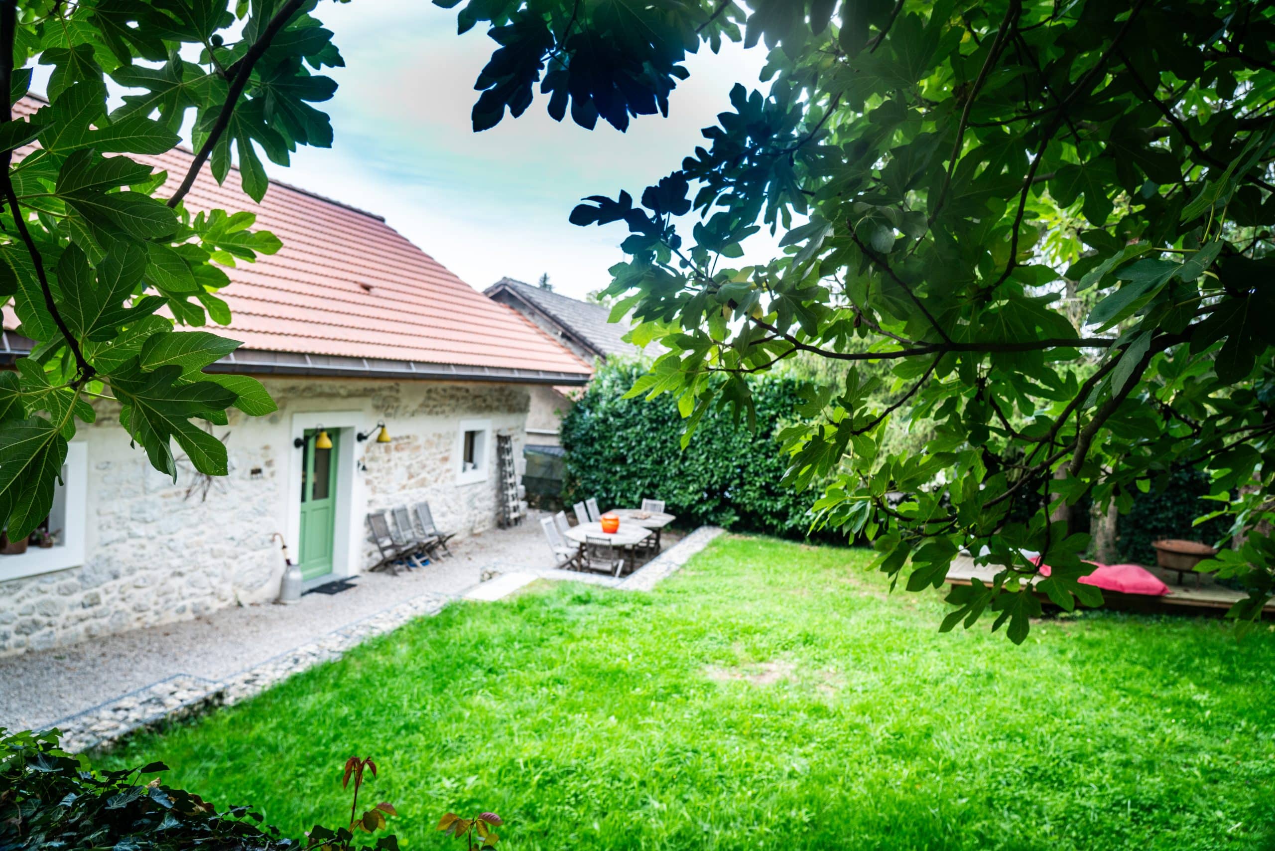 Entrée & jardin du gîte collectif Scapade à Chaumont en haute-savoie