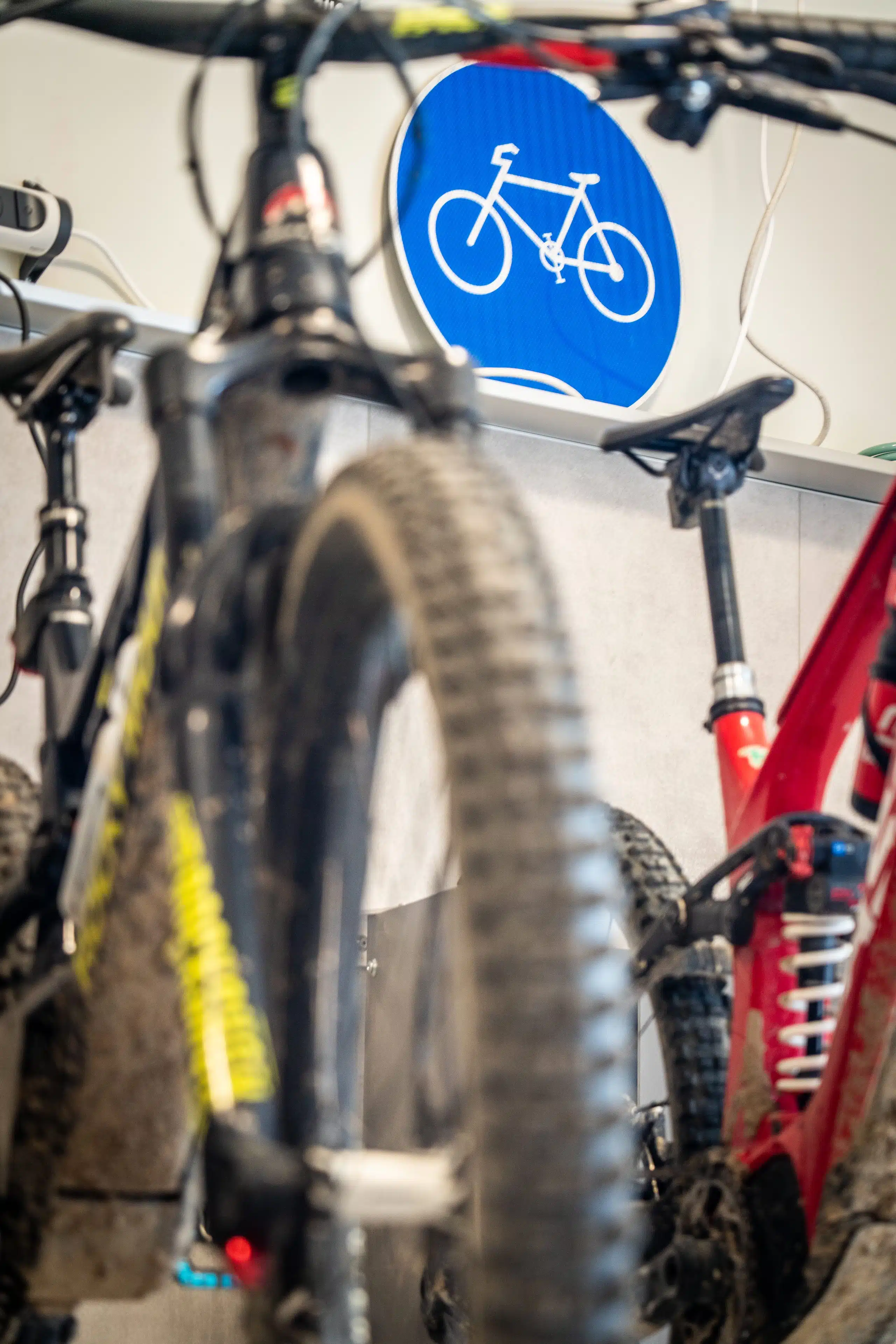 vue macro sur une roue de vtt dans l'atelier
