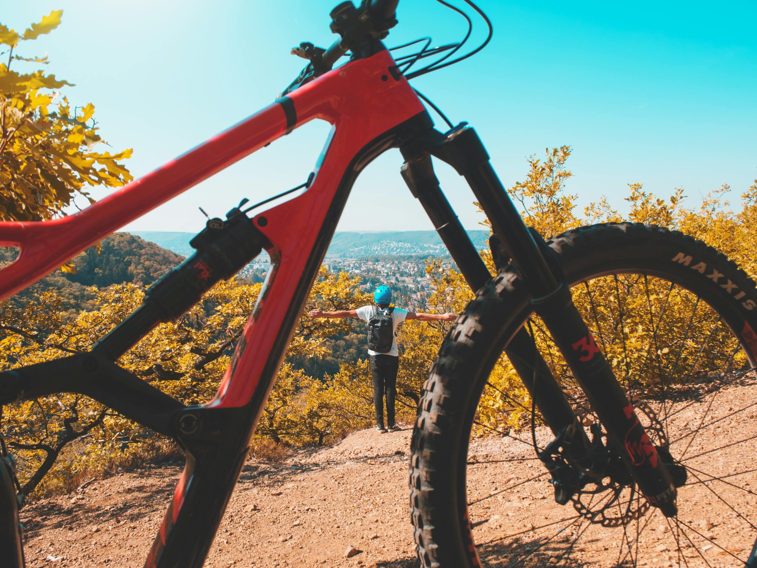 un vtt dans la campagne